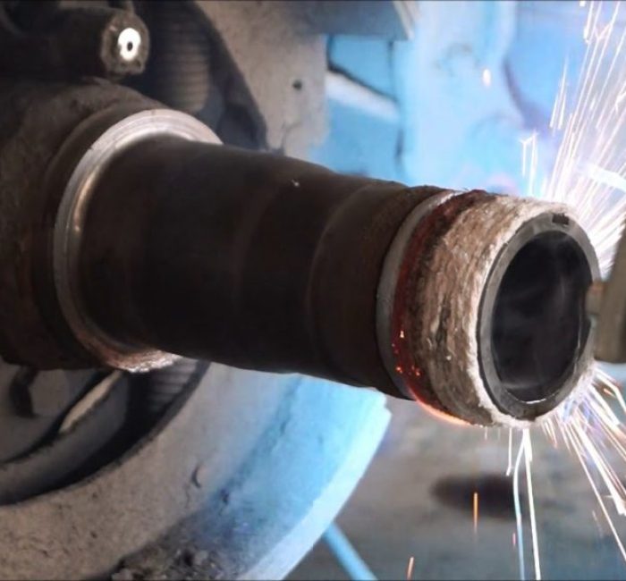 Avtomaticheskaya-naplavka-i-rastochka-poluosej-gruzovogo-avtomobilya-MACK-1024x576